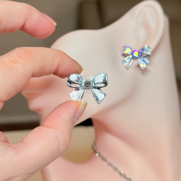 ⚜️ Sparkling Bow Earrings - Picture 6 of 10